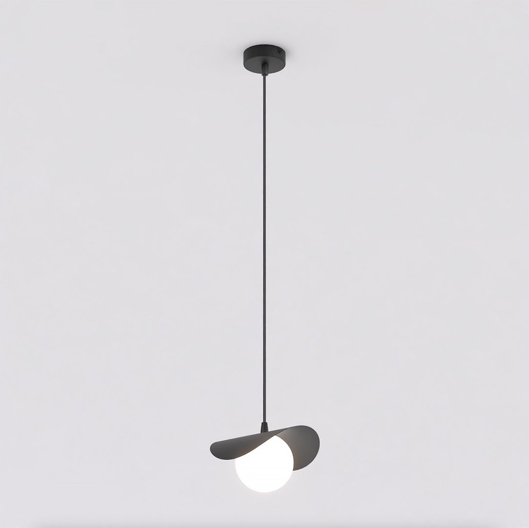 Suspension noire vue de face avec globe blanc et abat-jour courbé asymétrique
