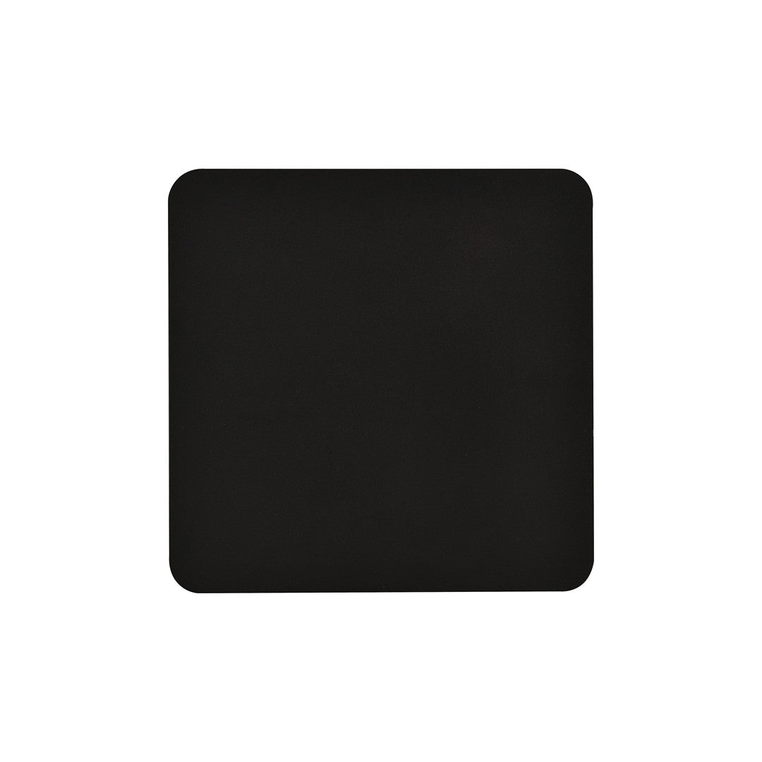 Applique murale carrée noire mate vue de face sur fond blanc