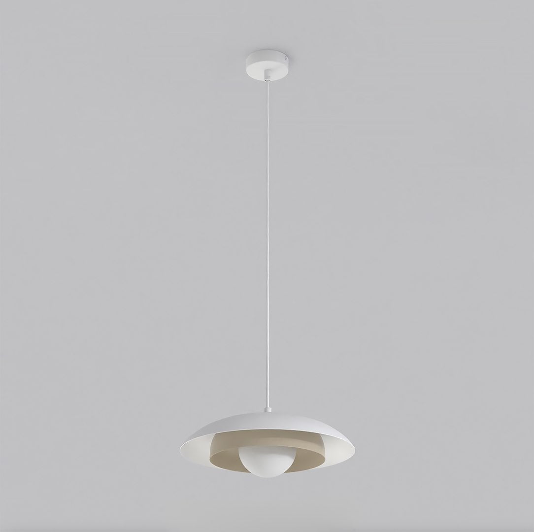 Suspension blanche vue de face, abat-jour bombé et diffuseur opale central sur fond gris