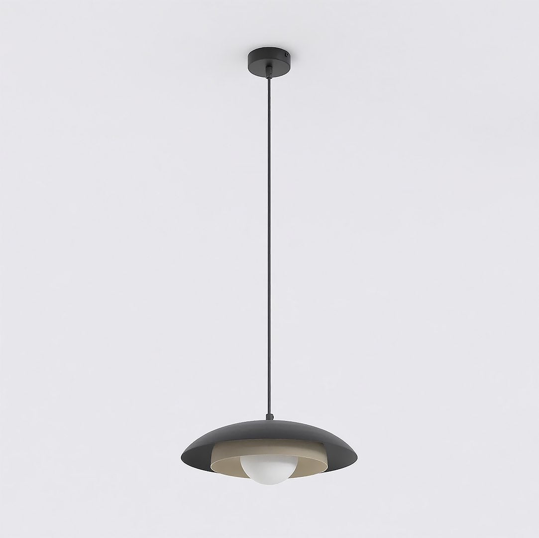 Suspension vue de face sur fond clair, abat-jour dôme noir et anneau intérieur beige