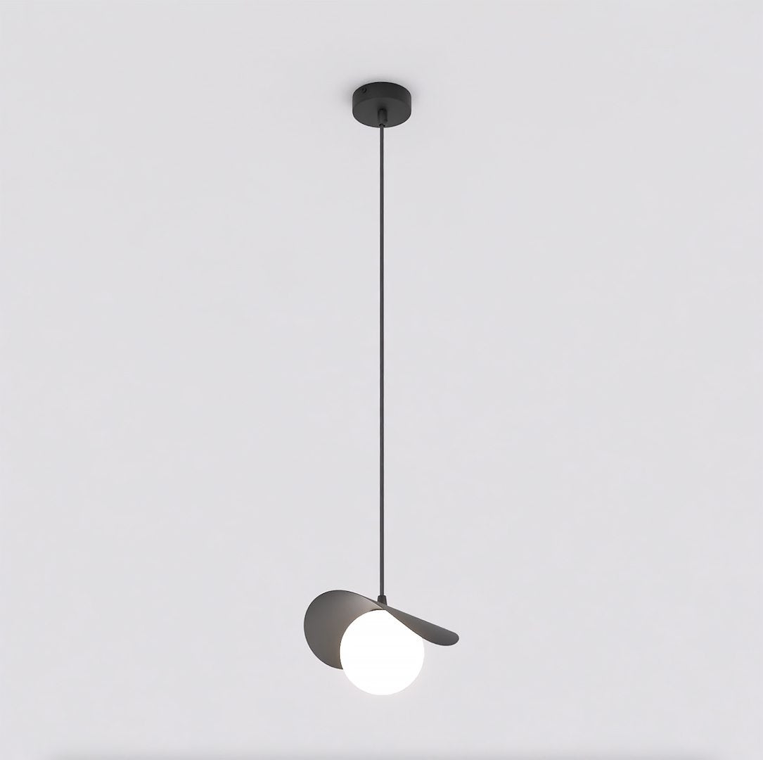Vue de trois quarts du luminaire montrant la coque métallique enveloppant la sphère