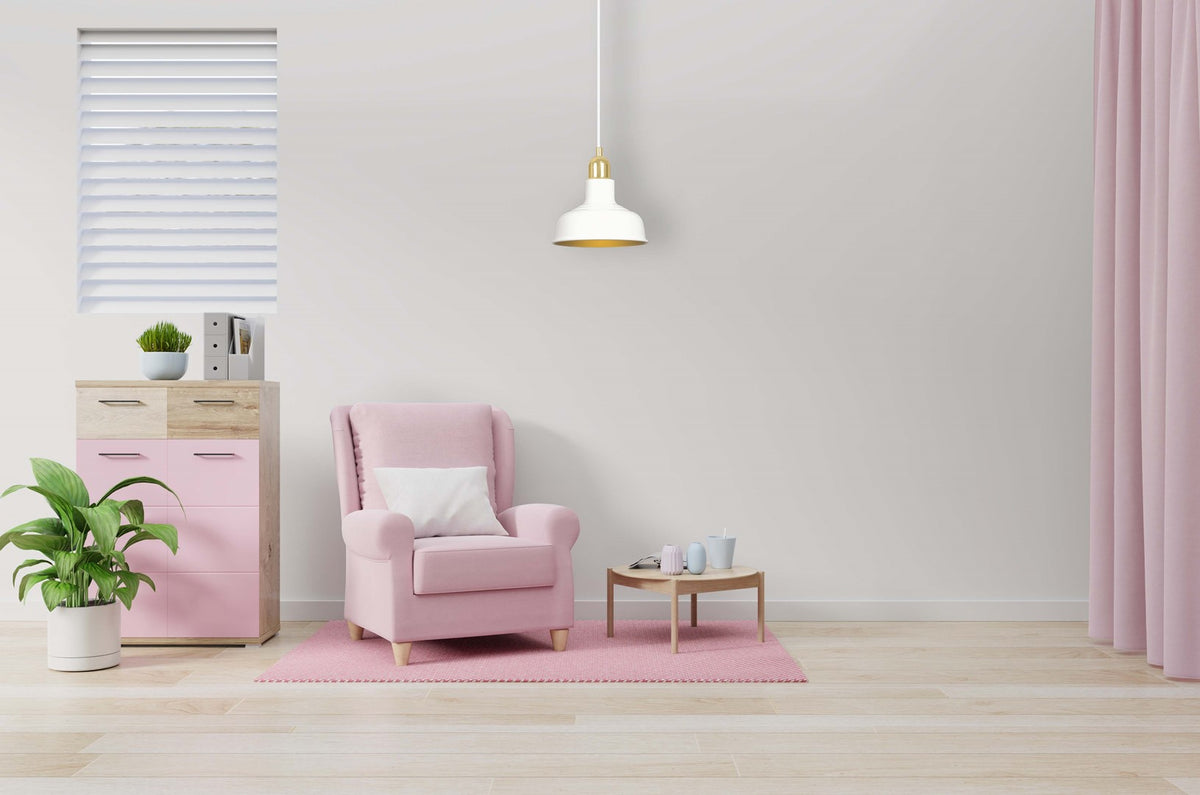 Mise en ambiance dans un salon clair avec fauteuil et rideaux roses