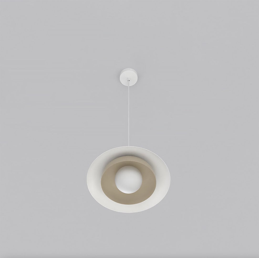 Vue rapprochée par-dessous dévoilant les anneaux beige moka et la sphère lumineuse
