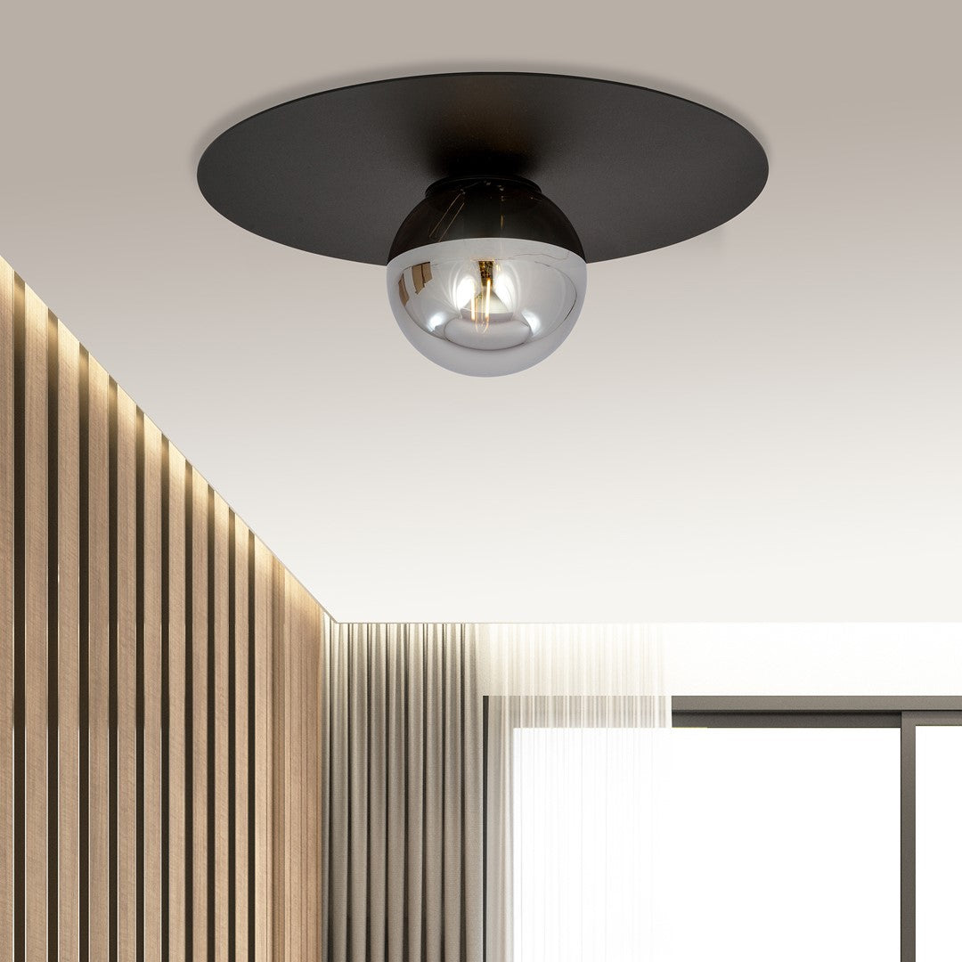 Plafonnier installé au plafond dans un intérieur clair avec mur lambris et rideau.