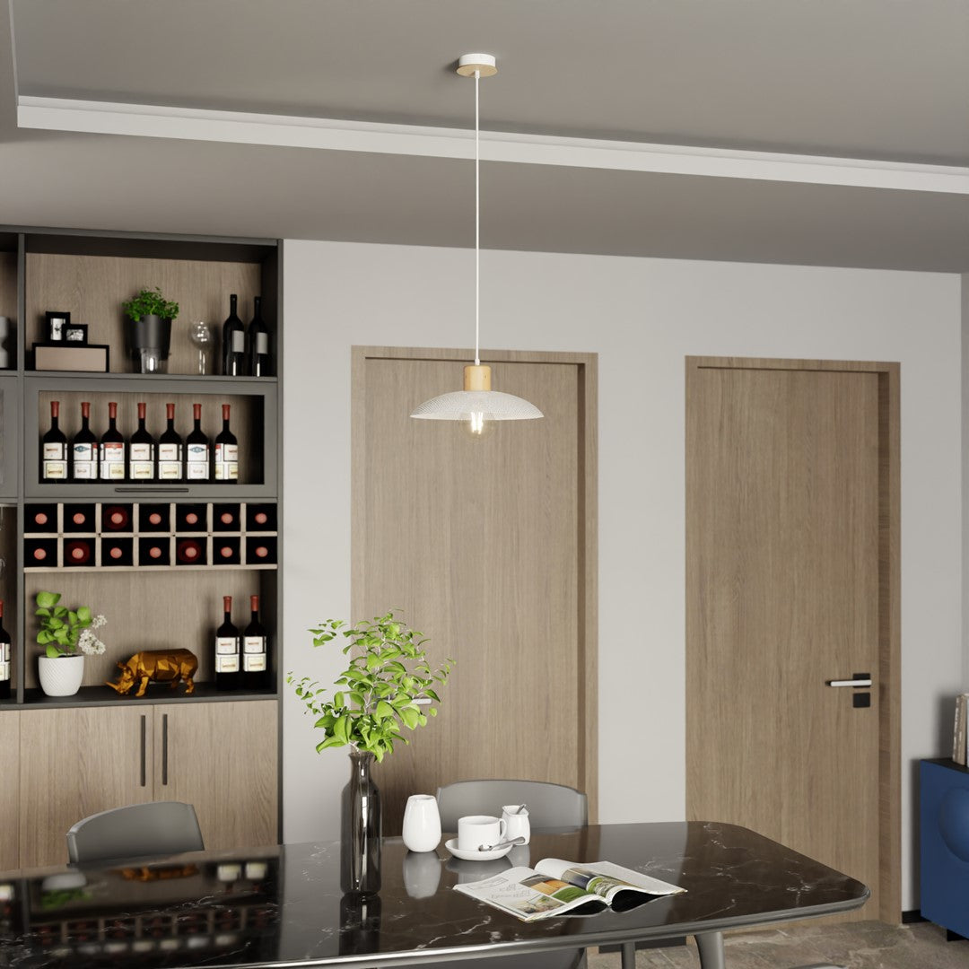 Mise en ambiance au-dessus d'une table de salle à manger, suspension allumée dans un intérieur.
