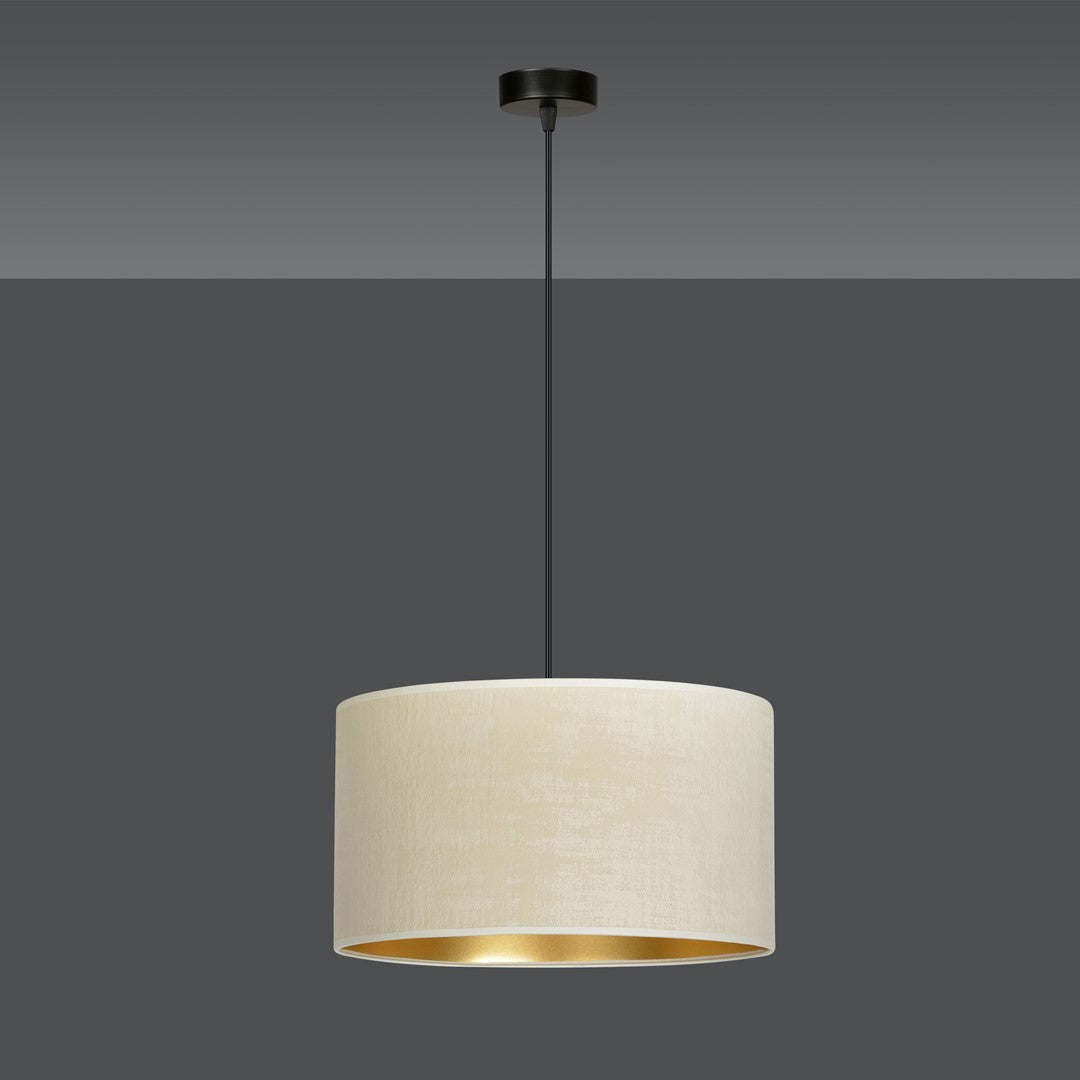 Photo détourée du luminaire suspendu, abat-jour crème et intérieur doré sur fond gris.