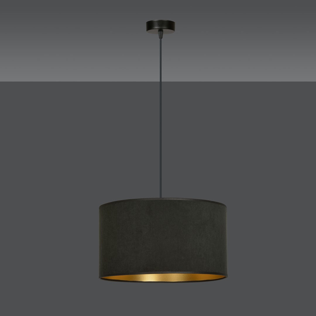 Vue de face d'une suspension noire sur fond gris, abat-jour cylindrique et câble central.