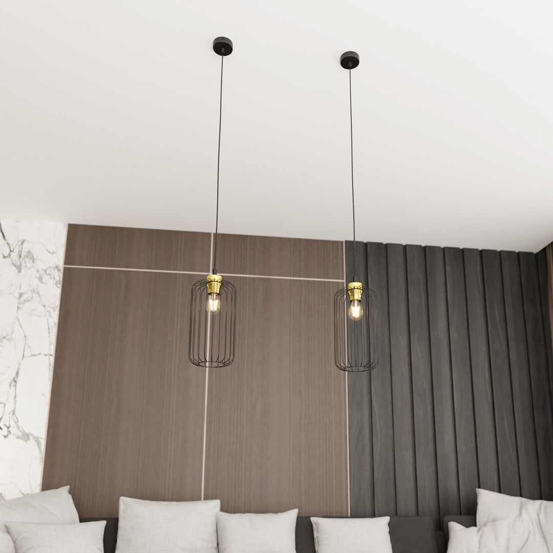 Deux suspensions identiques suspendues dans une chambre, devant un mur lambrisé bois et gris.