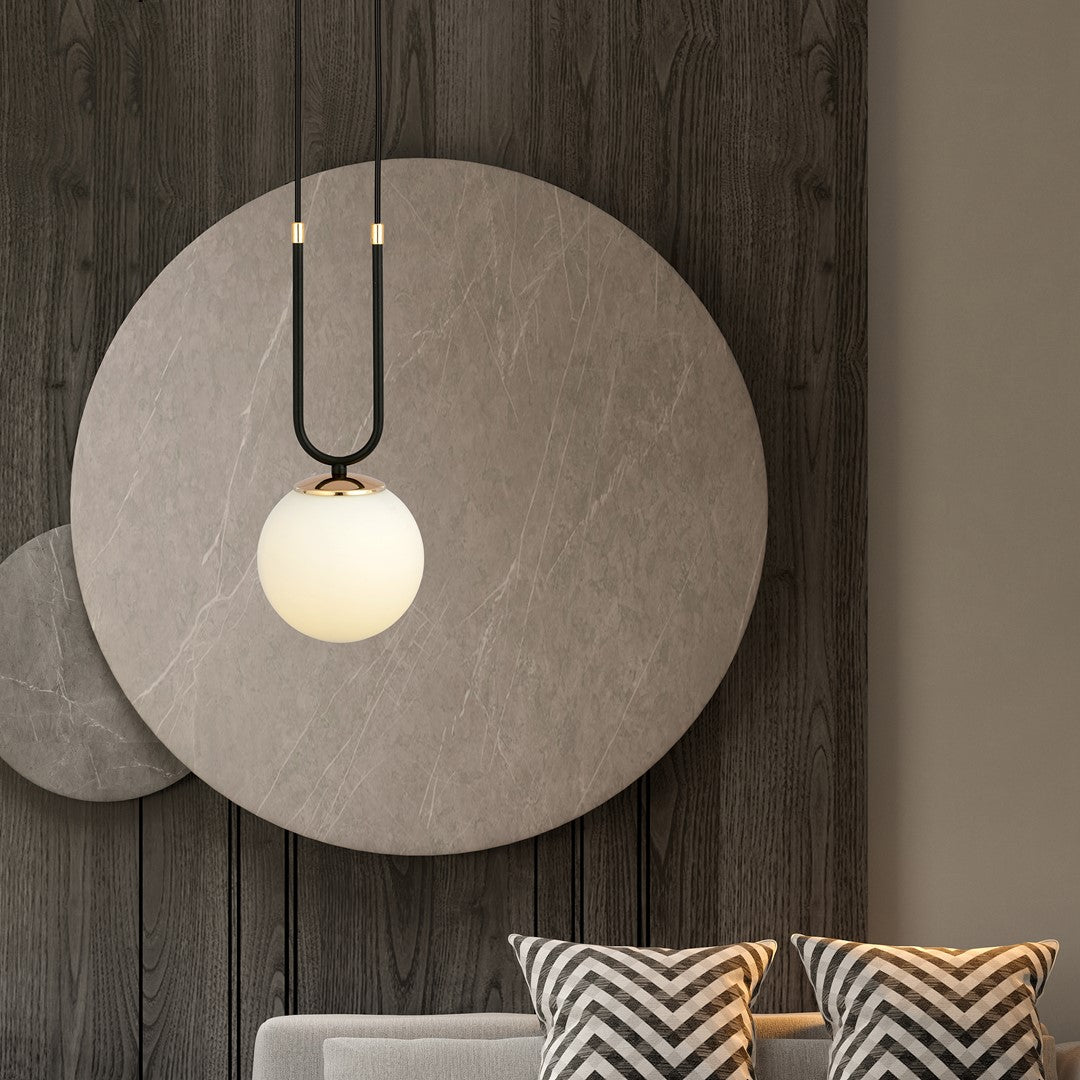 Ambiance salon, suspension lumineuse devant panneau rond en marbre et bois foncé