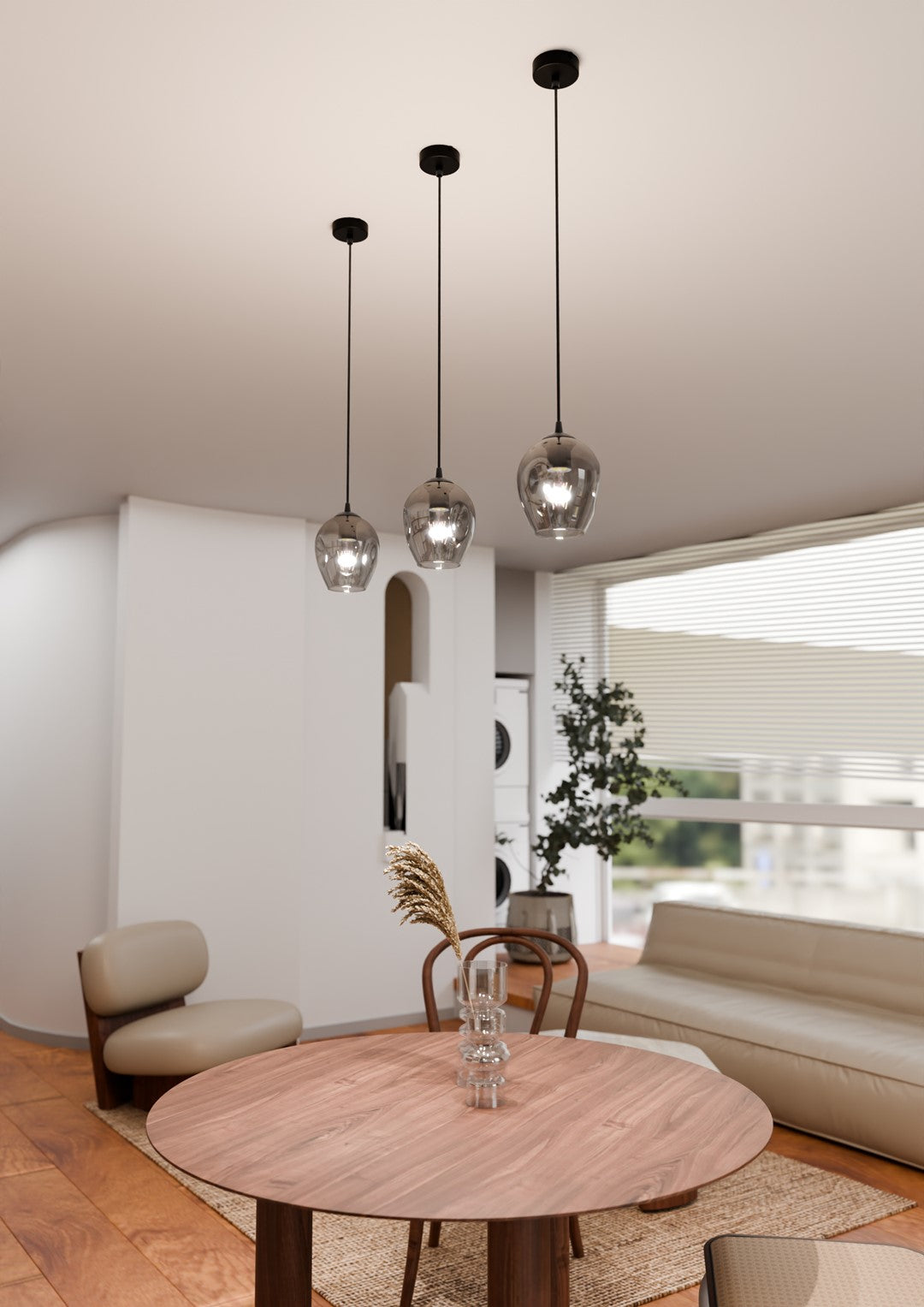 Trois suspensions de hauteurs différentes au-dessus d'une table en bois, pièce lumineuse