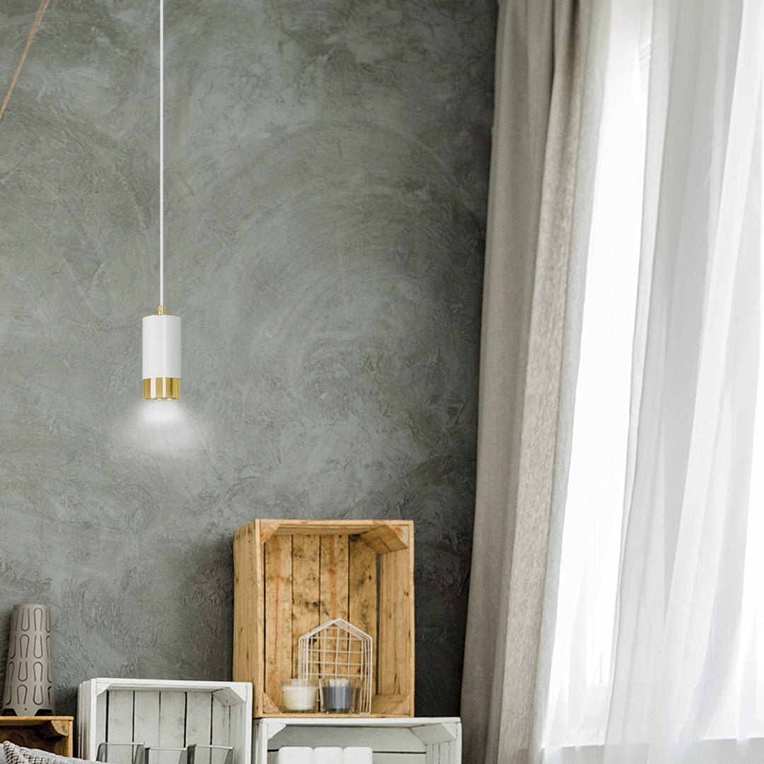 Vue rapprochée dans un intérieur, suspension devant un mur gris texturé
