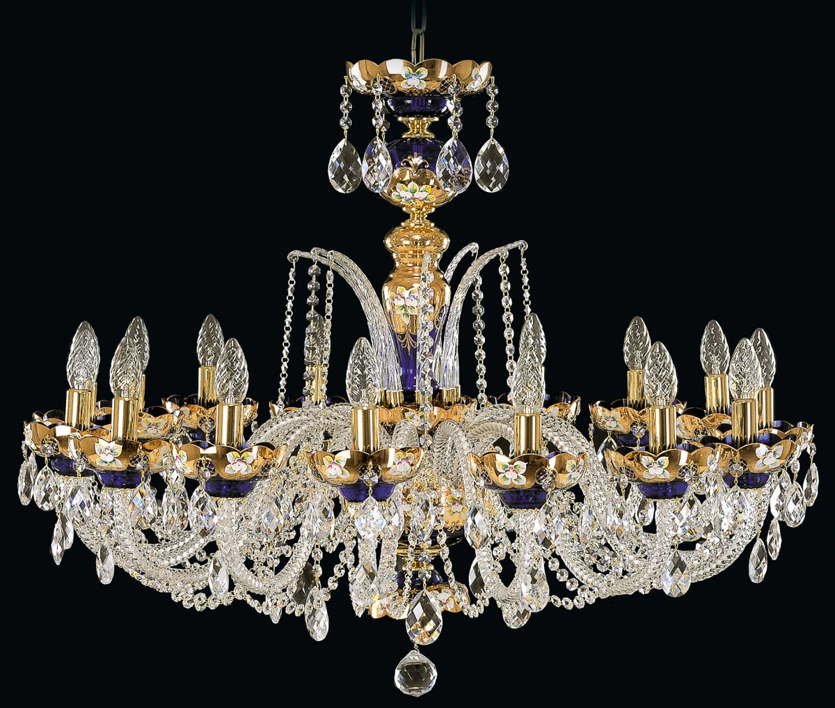 Lustre doré à huit bras, cristal et émaux bleus, présenté sur fond noir.