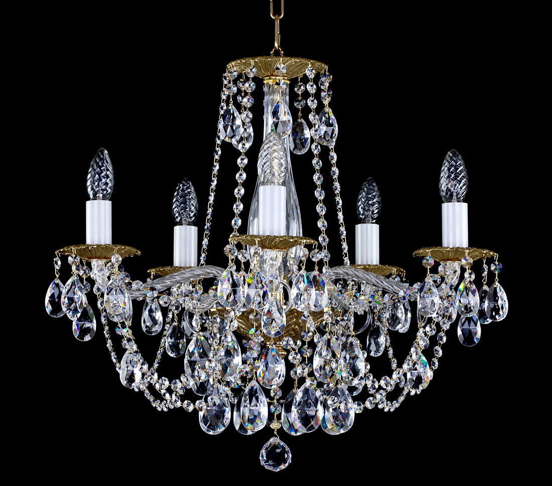 Lustre en cristal à cinq bras dorés, suspendu, vu de face sur fond noir
