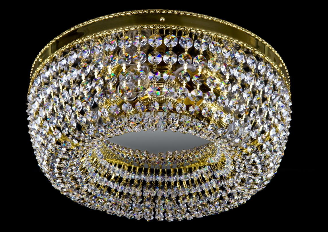 Plafonnier rond en cristal et laiton doré, vue de face sur fond noir