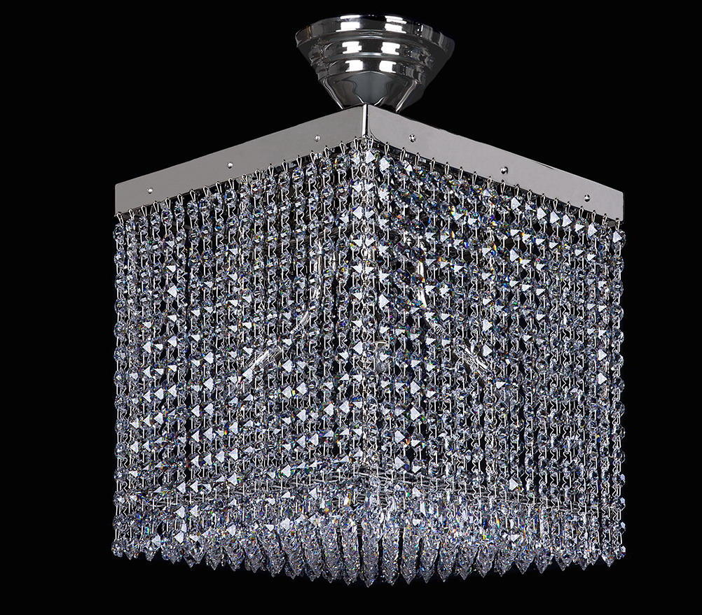 Luminaire carre presente de face sur fond noir, cascade de cristaux sertis