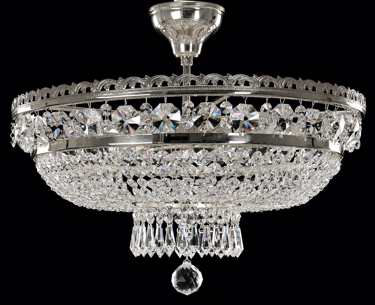 Version argentée du luminaire de face sur fond noir, corbeille en cristal