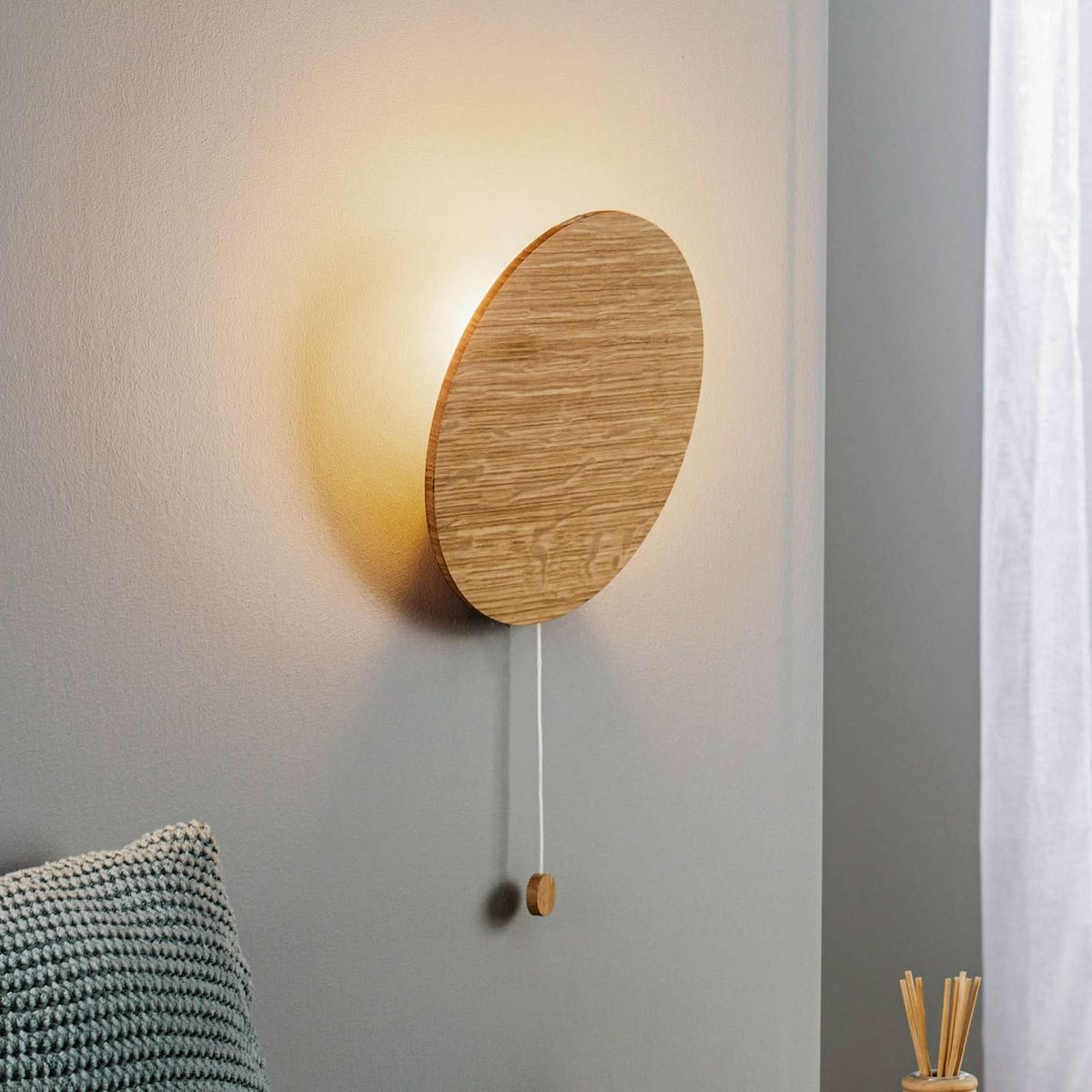 Applique murale Minimal en bois, chêne et noir, Ø 20 cm