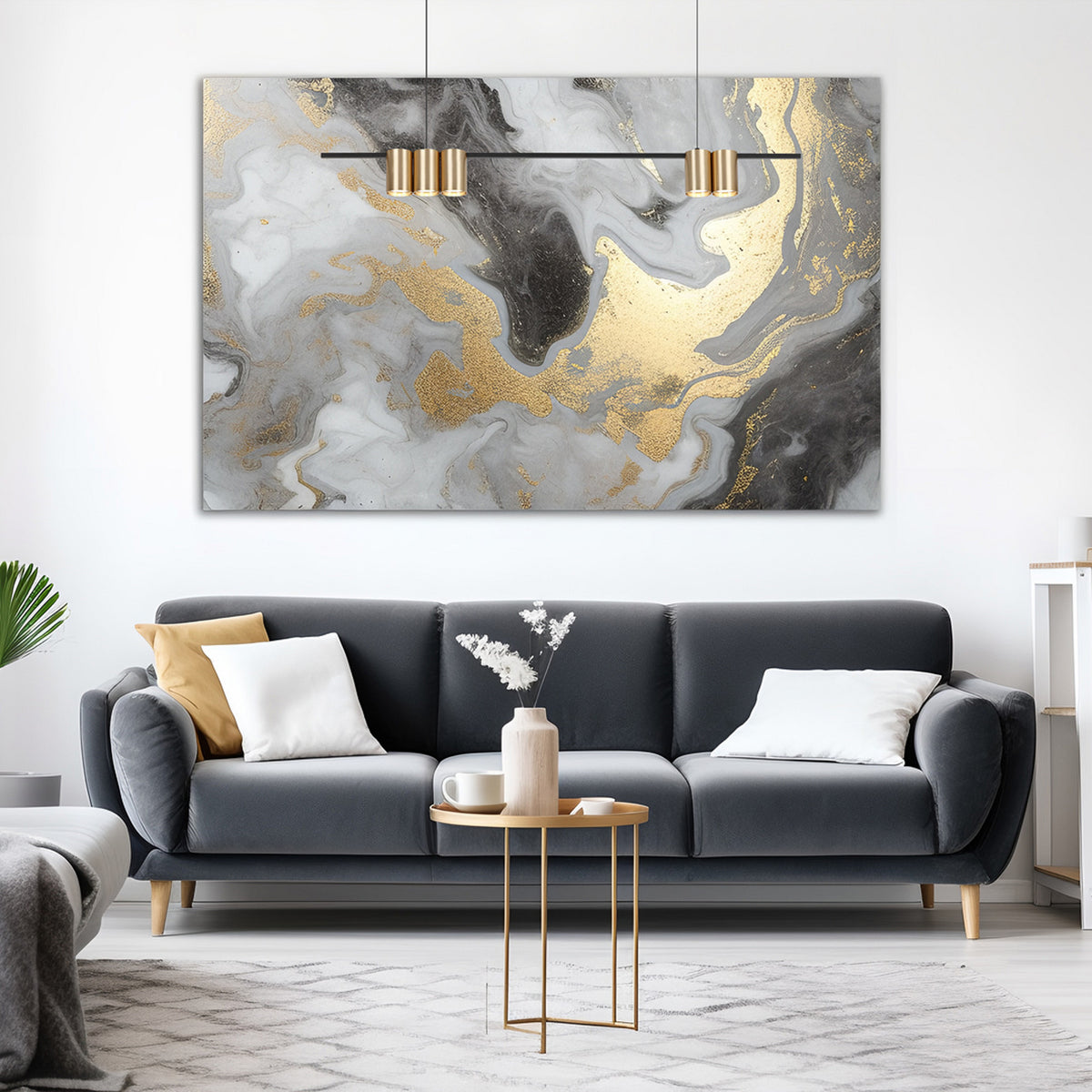 Mise en ambiance au-dessus d’un canapé gris, avec tableau abstrait noir et doré.