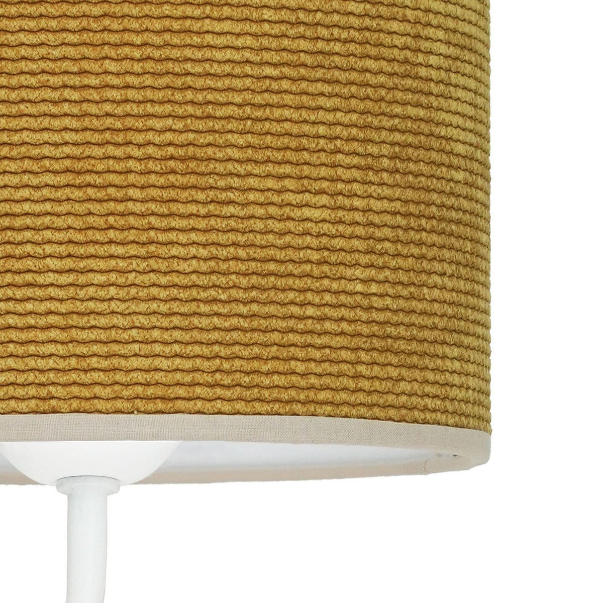 Détail rapproché de la texture tissée jaune de l'abat-jour cylindrique.