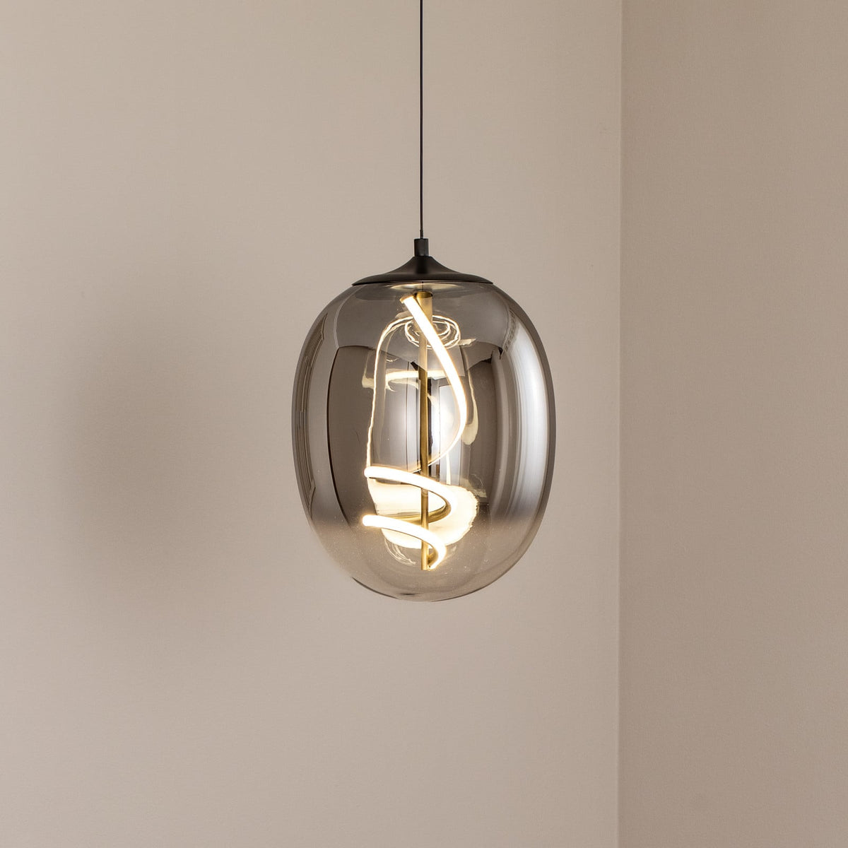 Suspension en verre fumé allumée, vue de face sur fond neutre.