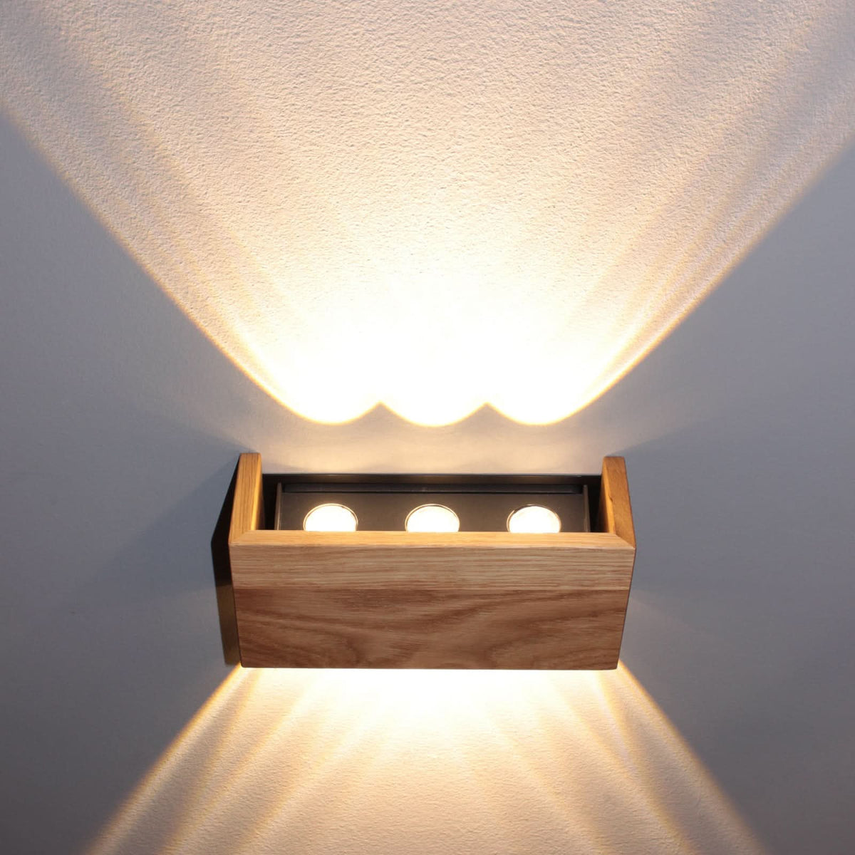 Applique murale LED Shine-Wood en chêne, noir, hauteur 10 cm
