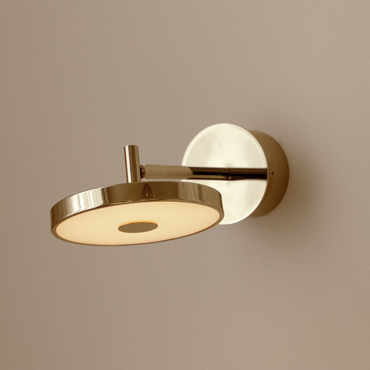 Applique murale LED Asteria Short HW en aluminium, laiton poli, Ø 15 cm