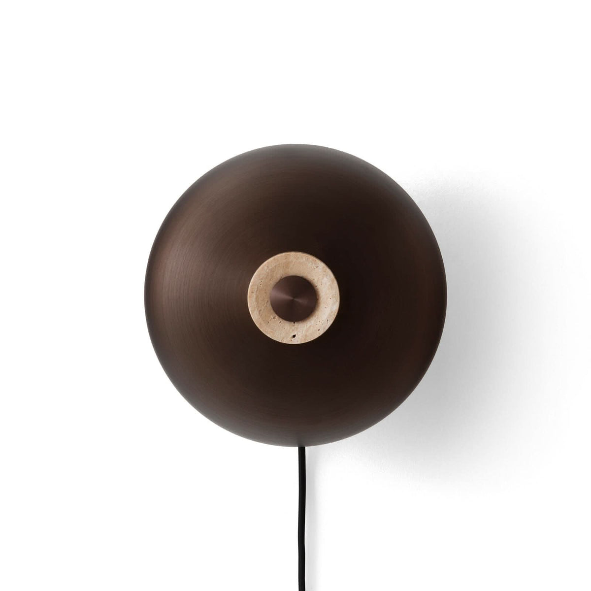 Vue de face sur fond blanc, disque bronze et insert central en pierre sable.