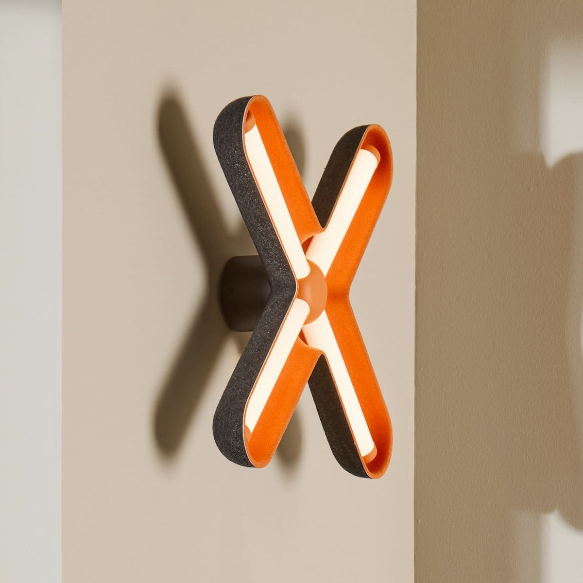 Applique murale LED Fuzz en aluminium, orange et noir, hauteur 50,1 cm
