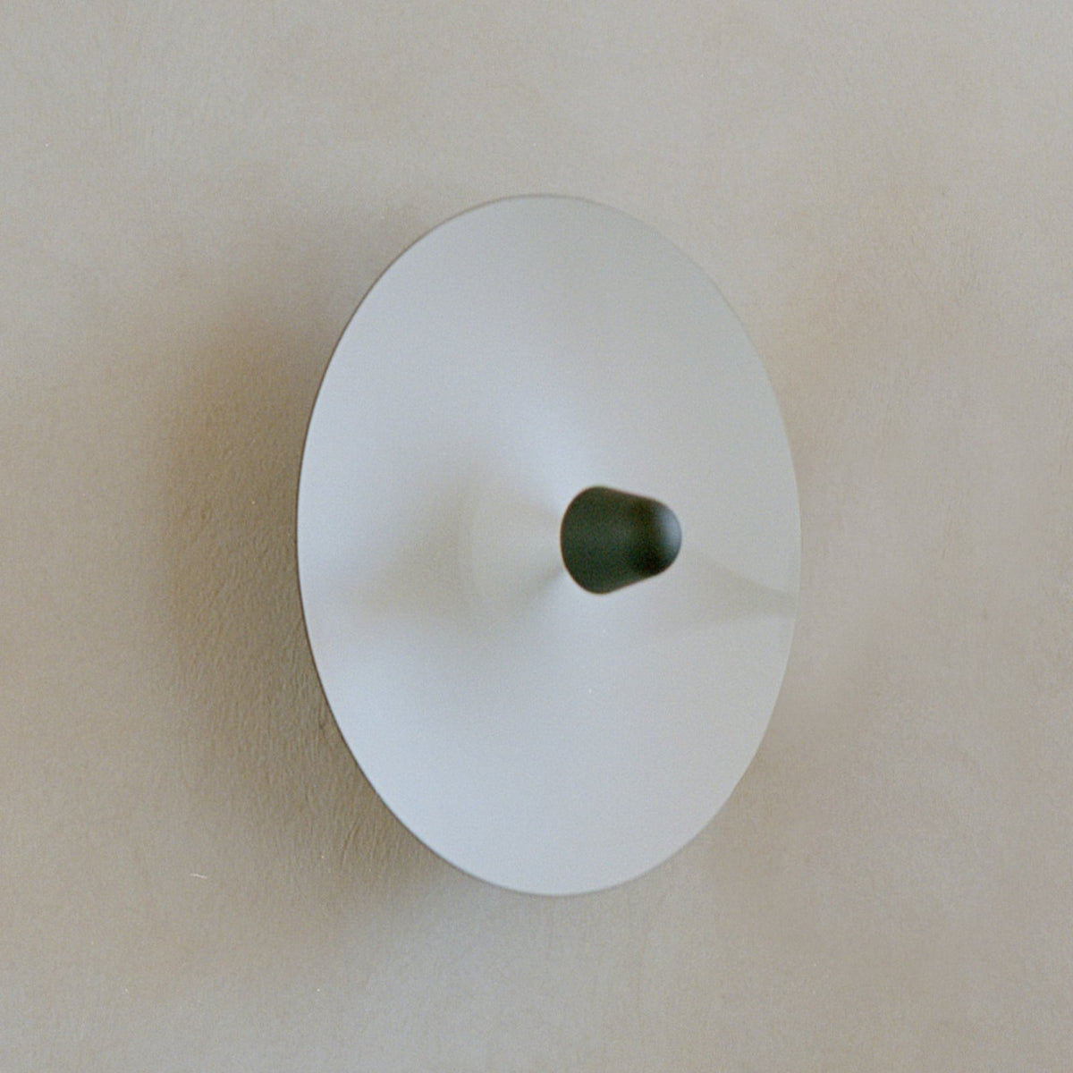 Applique murale LED Kantarell en aluminium, blanc et noir, Ø 55 cm