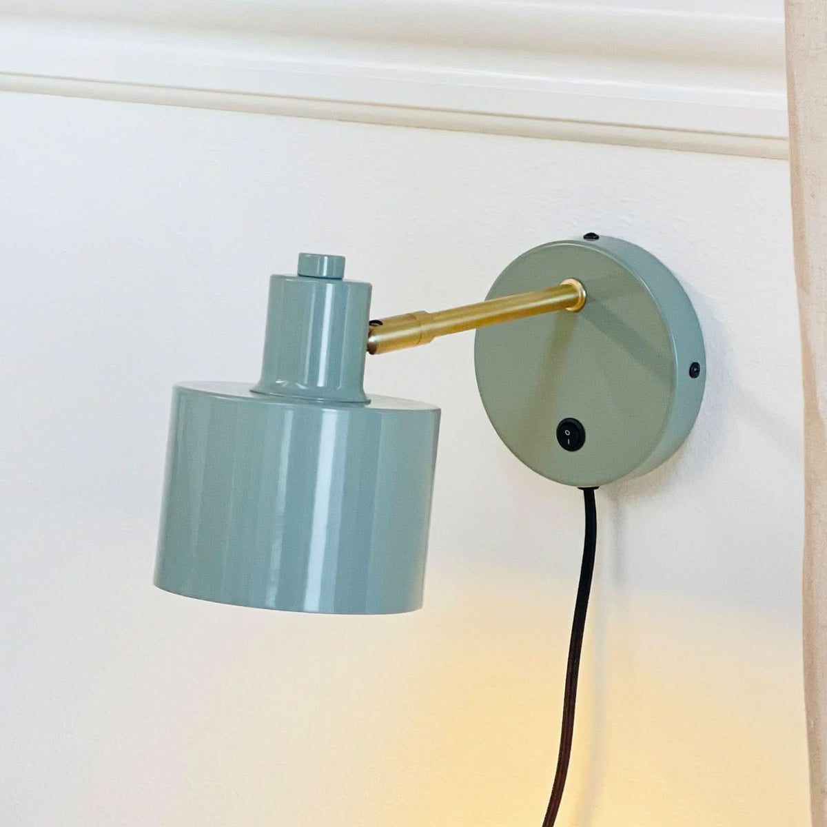 Applique murale Ocean en métal, vert clair et laiton, hauteur 10,5 cm