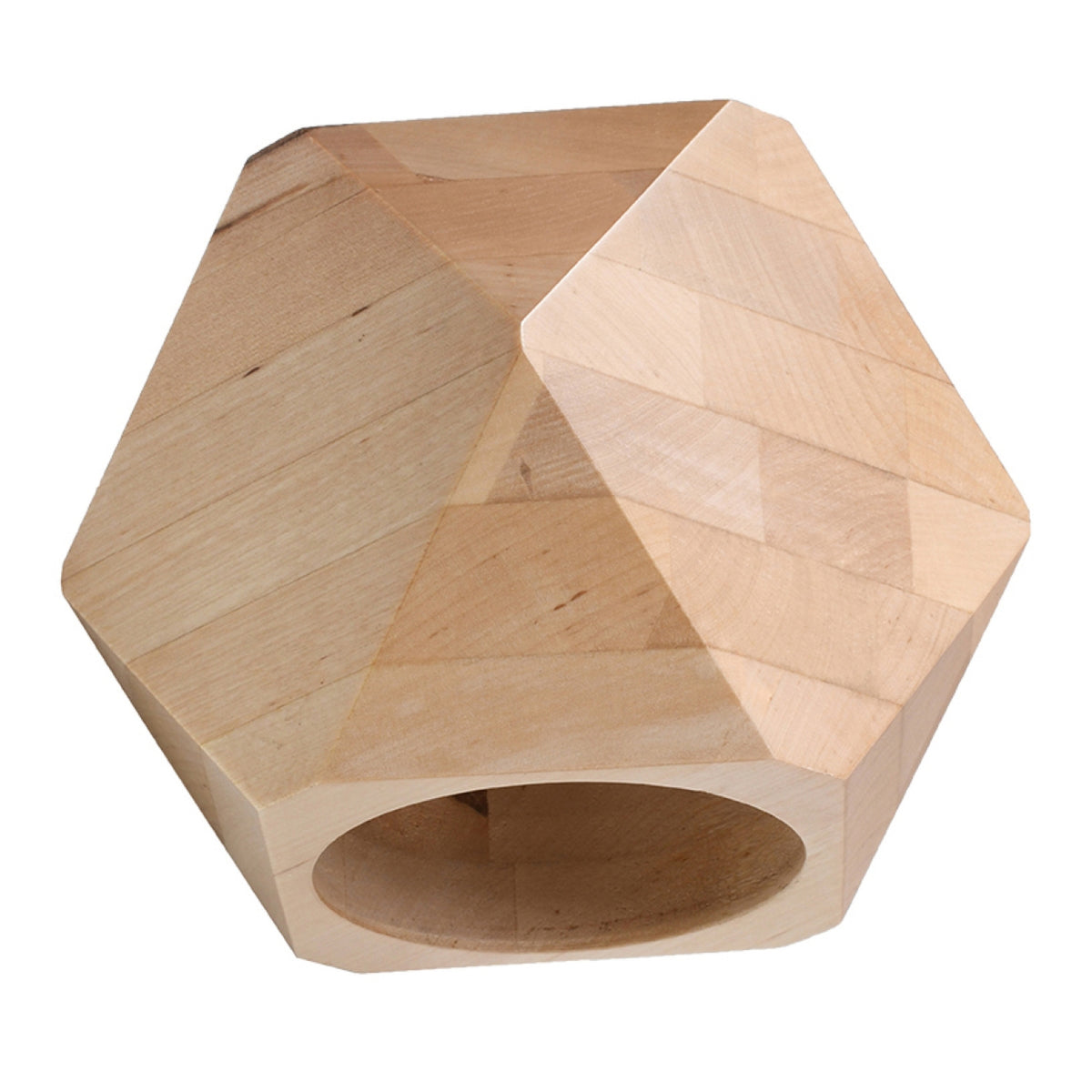 Vue de face du luminaire en bois naturel facetté, forme hexagonale et ouverture circulaire.