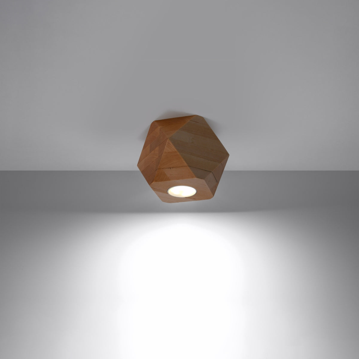 Plafonnier en bois allumé au plafond, diffusant une lumière blanche vers le bas.