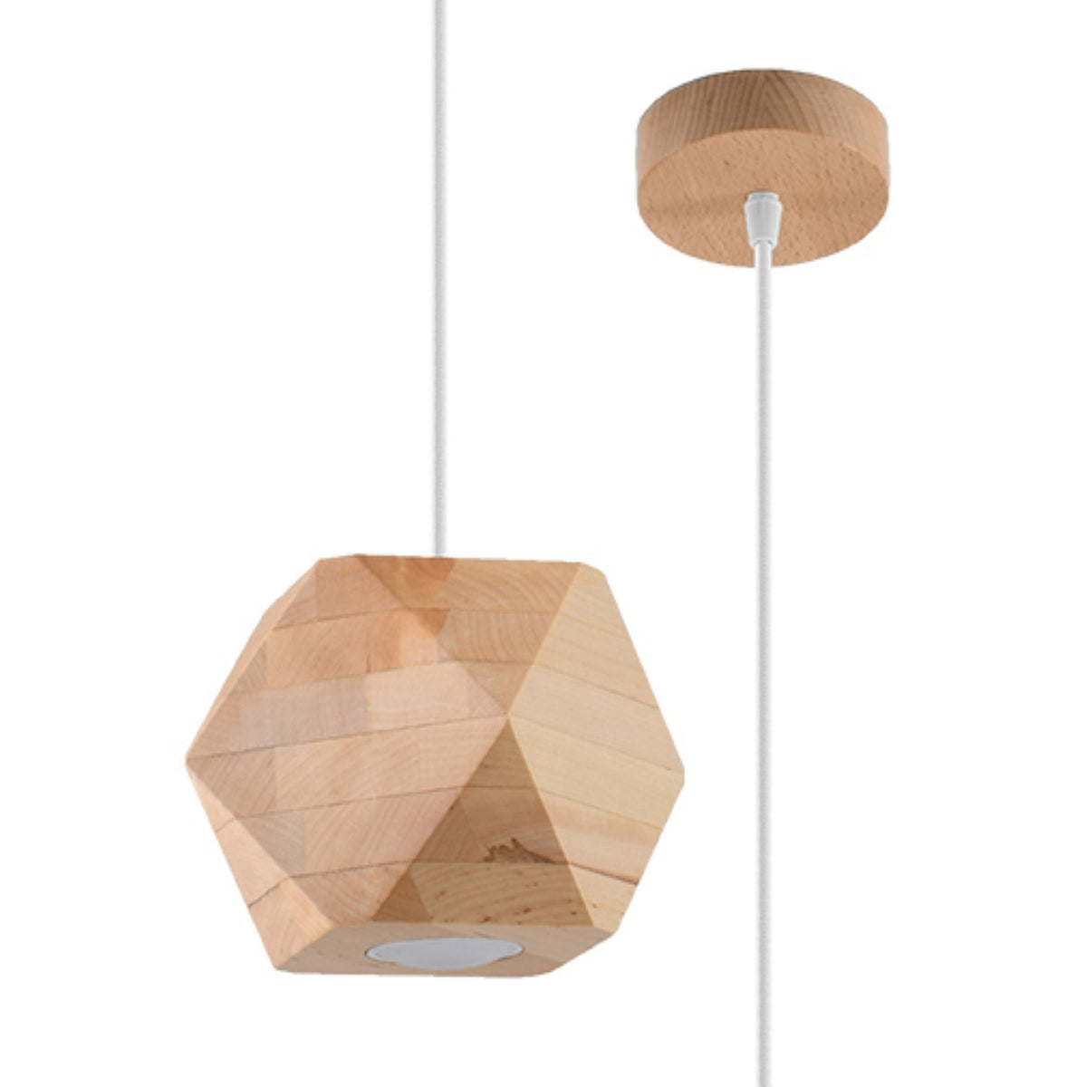 Lampe suspendue en bois clair facetté, vue de face avec sa base ronde au plafond