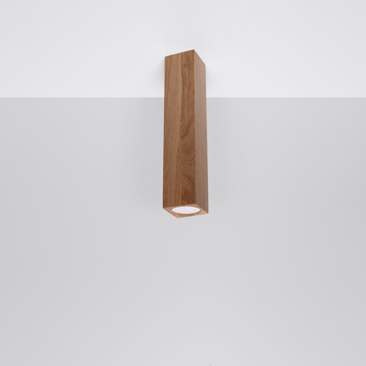 Plafonnier rectangulaire en bois fixé au plafond, vue de face dans un intérieur blanc épuré.