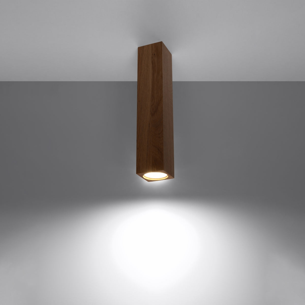 Même plafonnier en bois éclairé, diffusant une lumière blanche vers le bas sur fond gris.