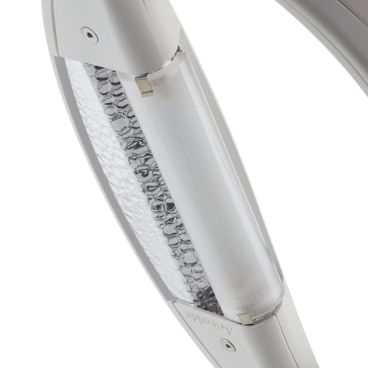 Détail du diffuseur LED strié et de la finition blanche sous l’applique.