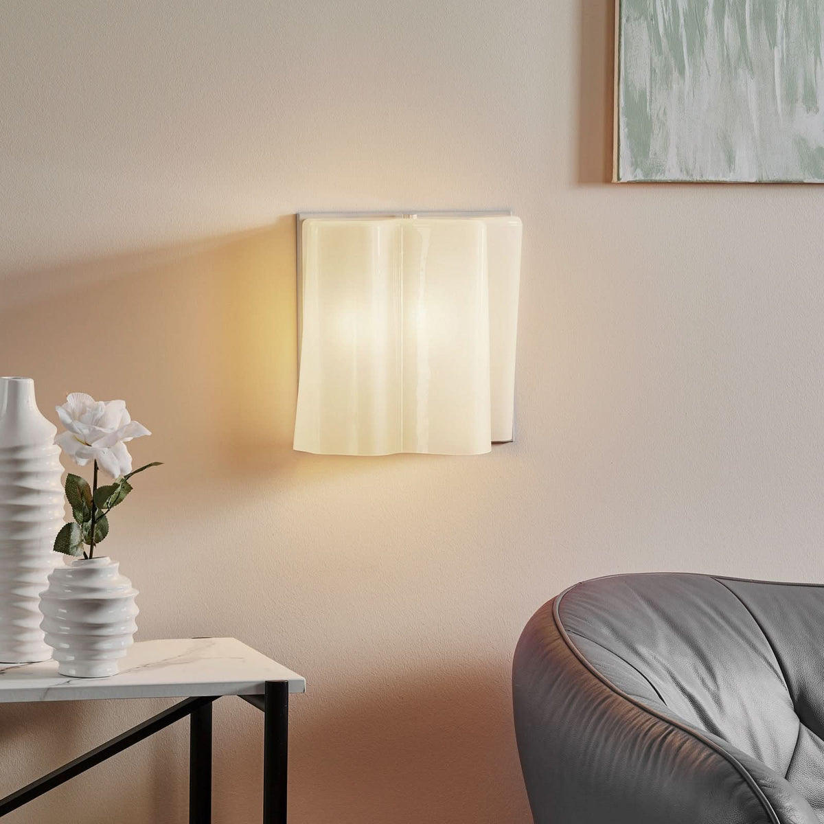Mise en ambiance de l'applique murale diffusant une lumière chaleureuse
