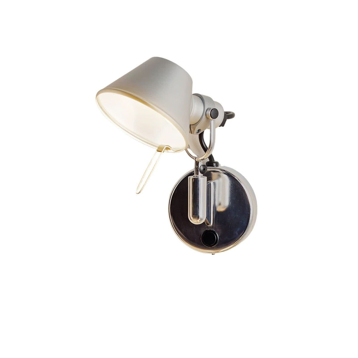 Applique murale orientable en aluminium avec réflecteur conique et base ronde chromée, sur fond blanc.