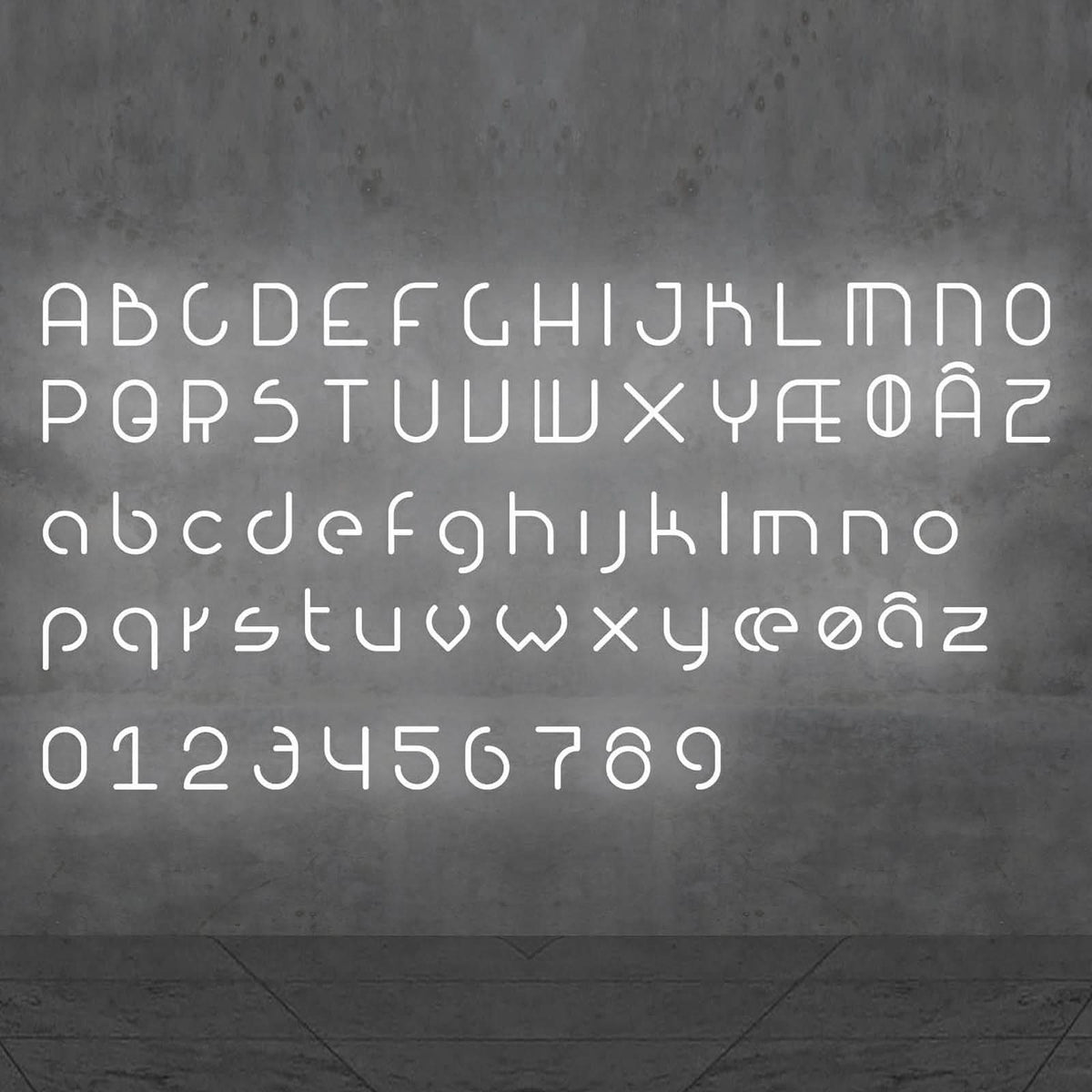 Alphabet complet de lettres et chiffres lumineux blancs sur fond béton.