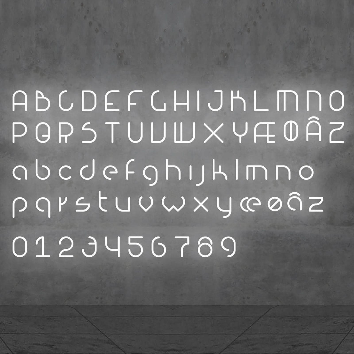 Planche typographique complète montrant toutes les lettres et chiffres disponibles