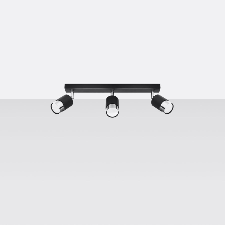 Vue de face du plafonnier à trois spots noirs, barre rectangulaire et diffuseurs chromés orientables.