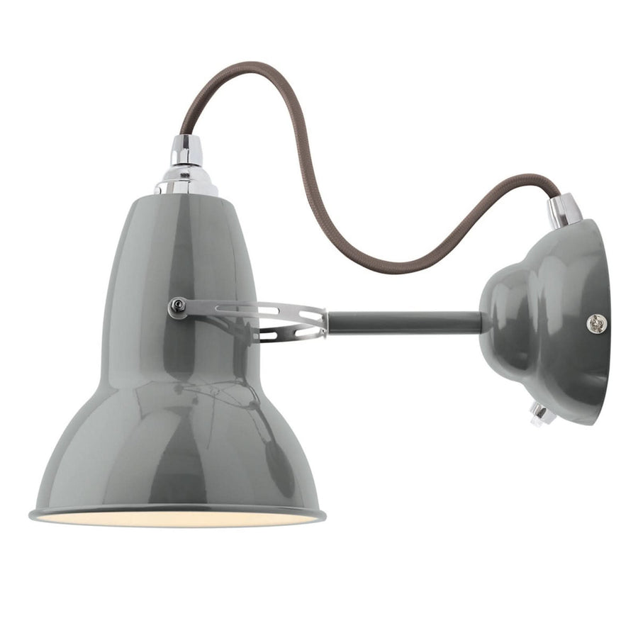 Vue de profil du luminaire sur fond blanc, abat-jour, bras et câble gainé