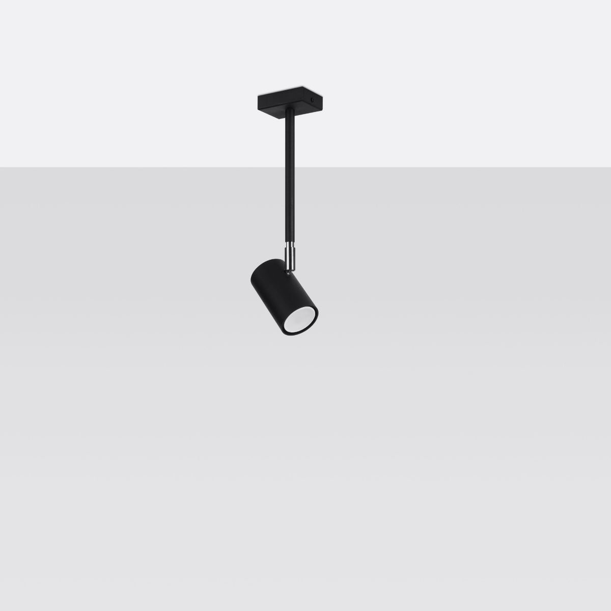 Vue d'ensemble du luminaire noir à spot cylindrique orientable sur fond gris.