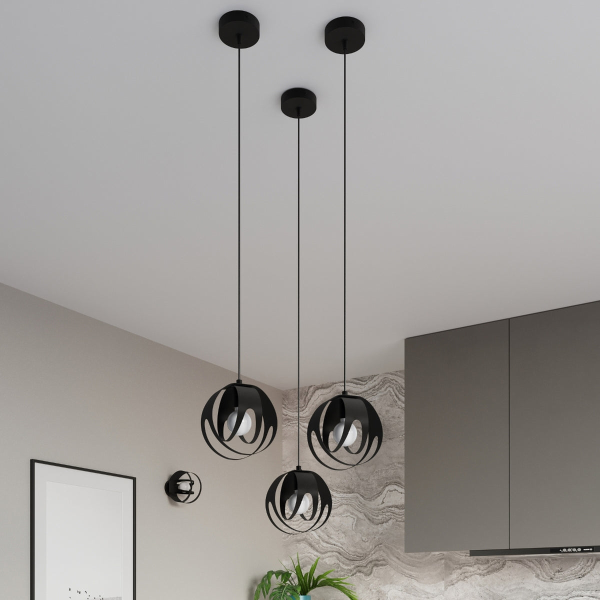 Suspension noire installée dans une cuisine, trois cages lumineuses au-dessus d'un plan de travail