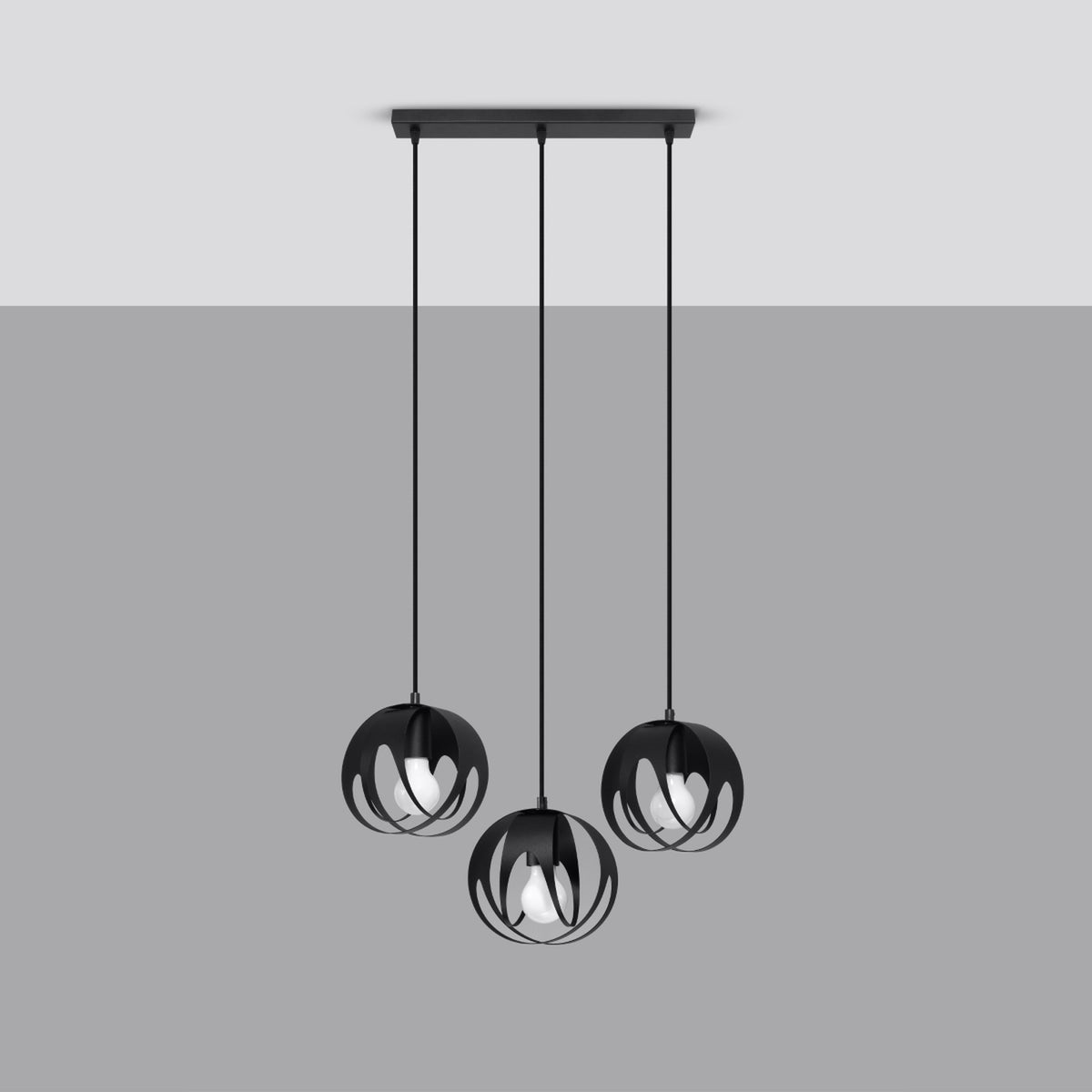 Même suspension noire présentée sur fond gris, mettant en valeur les trois abat-jours ajourés