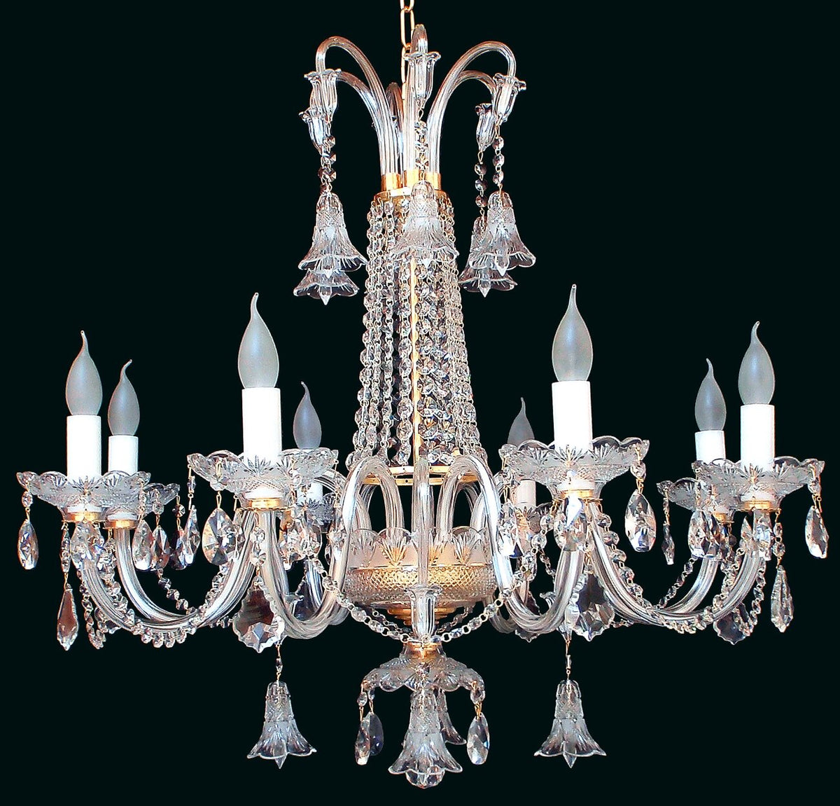 Lustre en cristal complet de face, bras courbes et pendeloques en forme de cloche