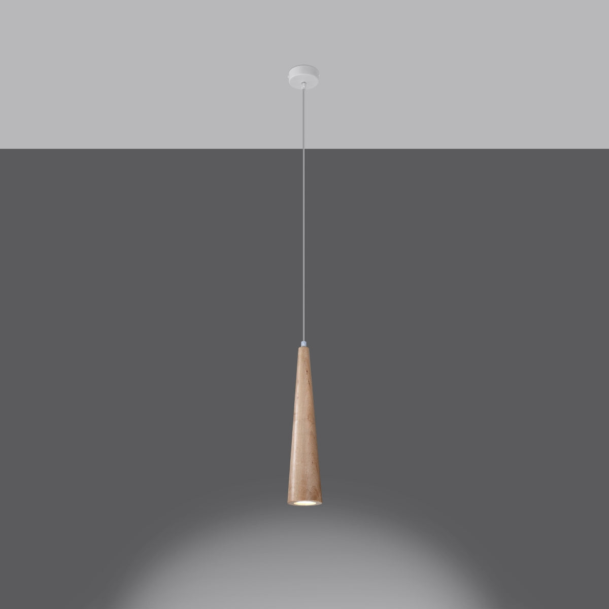 Luminaire allumé sur fond sombre, faisceau de lumière projeté vers le bas.