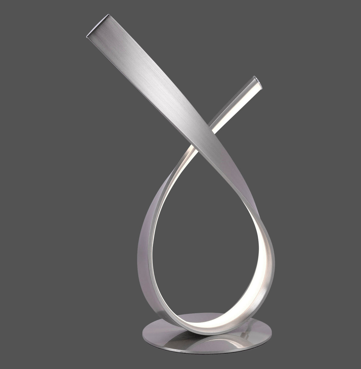 Lampe à poser en acier brossé, ruban torsadé croisé sur fond gris