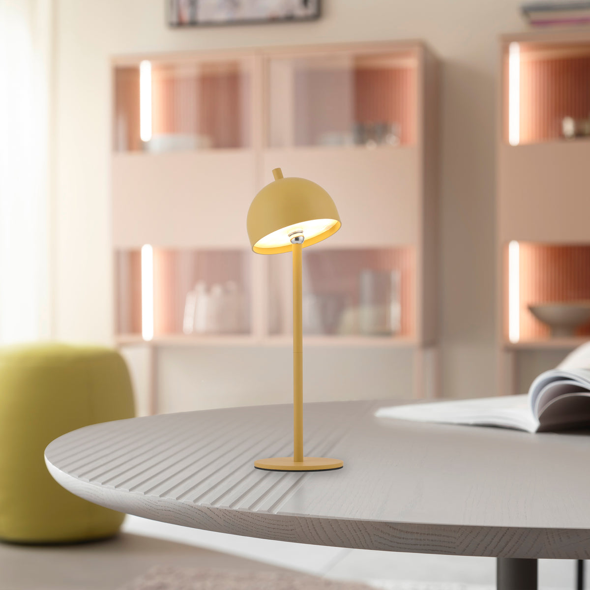 Lampe à poser jaune allumée sur une table dans un intérieur contemporain