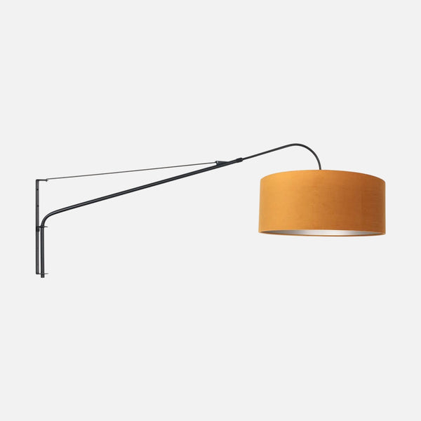 Goldene Wandleuchte, ockerfarbener Samtschirm & langer schwarzer Bogenarm | Ambra